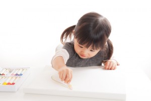 お絵描きをする女の子